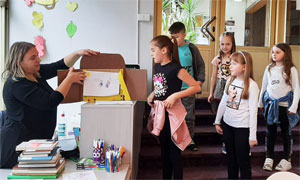 КАМИШИБАЈ РАДИОНИЦА – ПРИЧАЊЕ АНДЕРСЕНОВИХ БАЈКИ УЗ СЛИКЕ